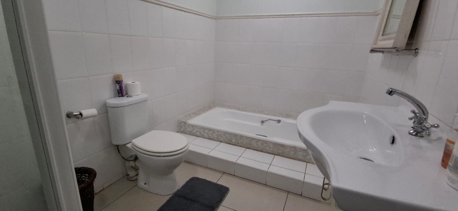 5 Bedroom Property for Sale in Gonubie North Eastern Cape